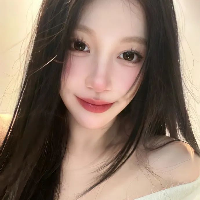 陪玩妹子眼拥星辰的照片1