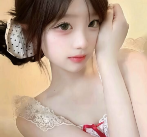 叼着奶瓶去逛街陪玩
