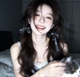 叼着奶瓶去逛街陪玩