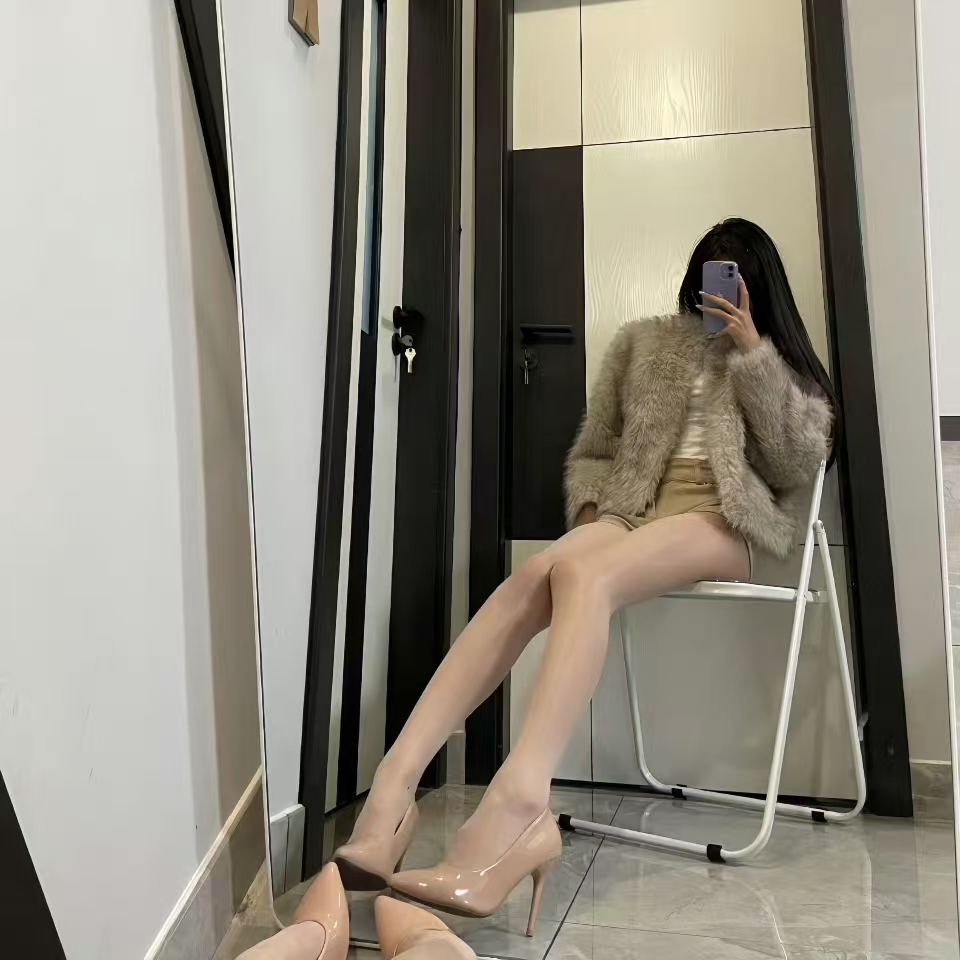 陪玩妹子腿长诱惑带你飞的照片2