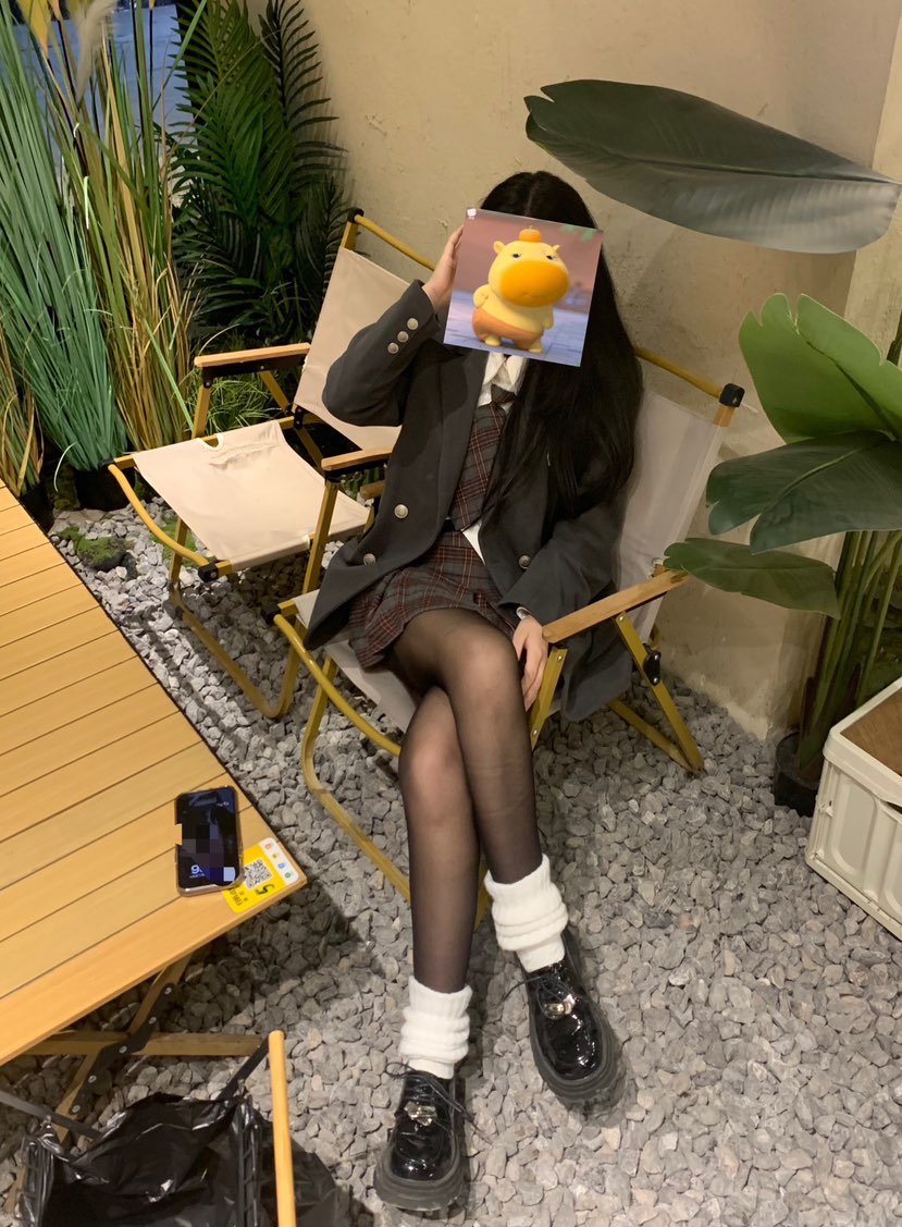 陪玩妹子尝小饼的照片1