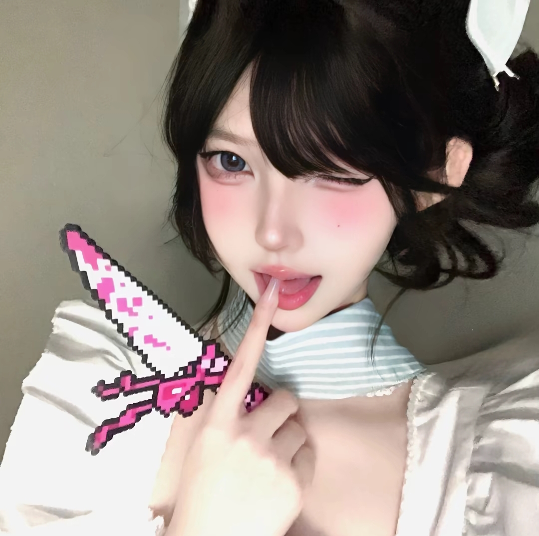 陪玩妹子团成一个球的照片1