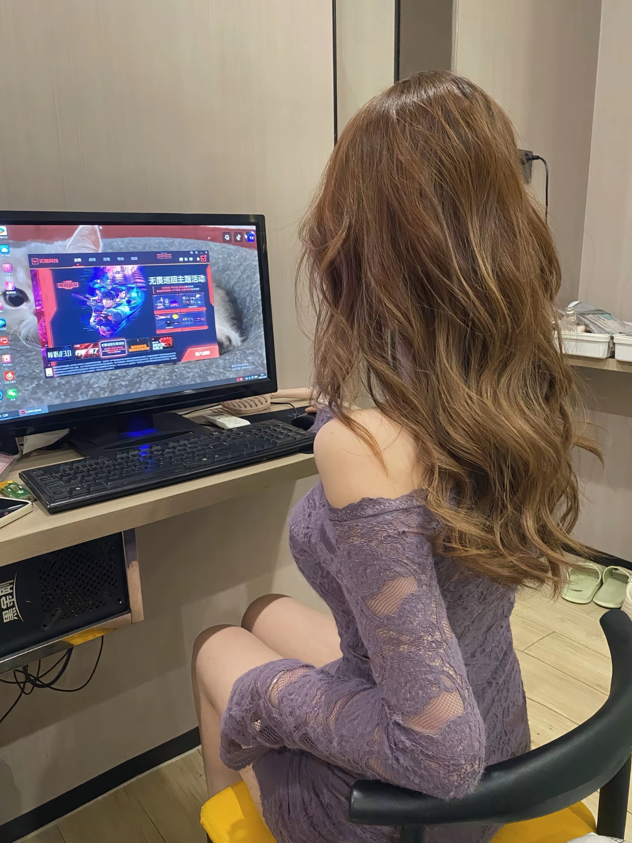 陪玩妹子婳婳画画画花的照片1